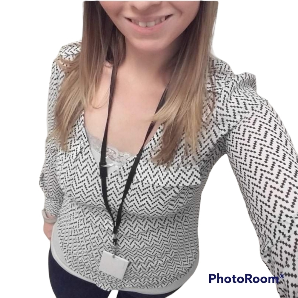 Candie's Black White Geometric V Neck Blouse Career Top XS - Picture 4 of 6